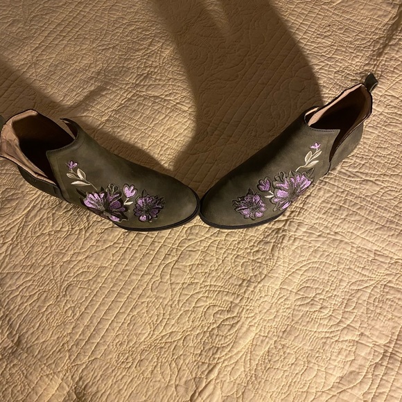 Made in USA boots by Jambu out of New York - Picture 2 of 4